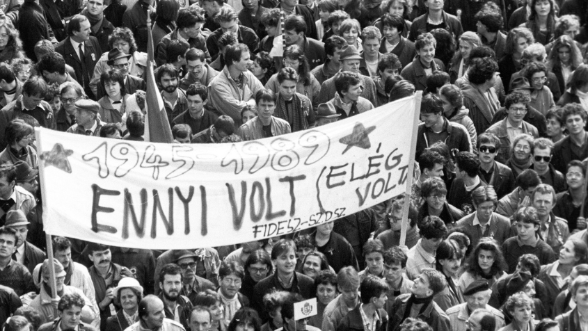 Tömeges megemlékezés a Petőfi-szobornál Budapesten 1989. március 15-én.